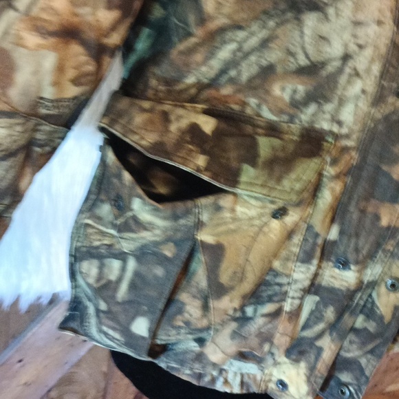 Cabela's women's camo jacket. - Picture 4 of 7